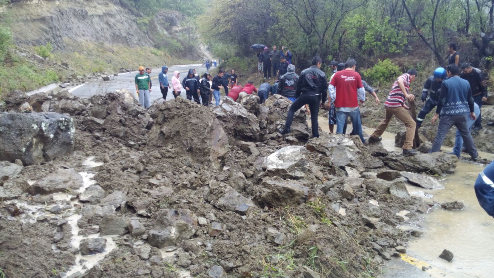 En el Istmo atienden daños en carreteras por lluvias